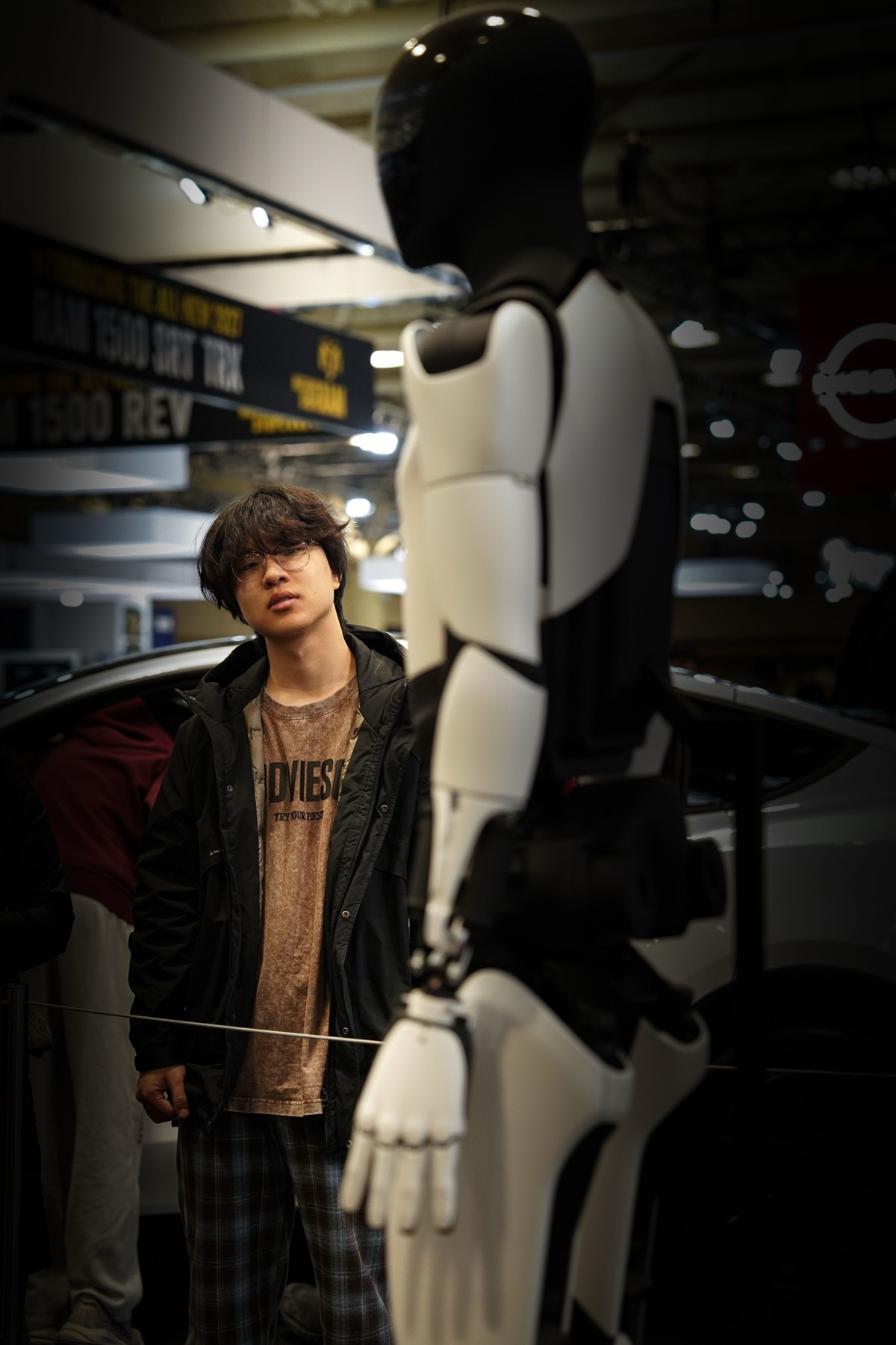 Iemand bekijkt van dichtbij een humanoïde robot in een showroom
